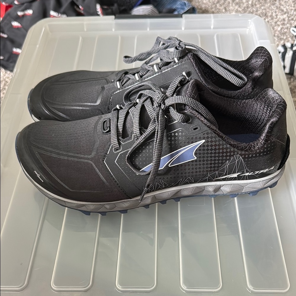 Alta Superior 4 women’s trail running shoes. Size 11